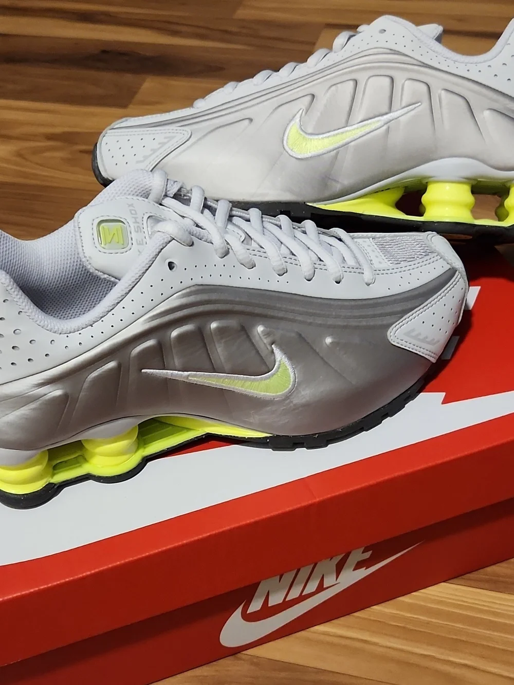 Nike GS Shox R4 size 5 Youth Grey Volt green CW2626-008 big kids 5y with box